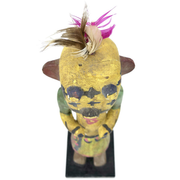 Poupée Kachina jaune aux petites oreilles plates en bois sculpté Culture Hopi (dessus 3/4)