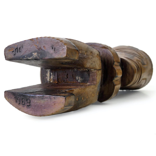 Tiki couronné polynésien de 1969 en bois de rose Miro à belle patine Bora Bora (dessous 3/4)