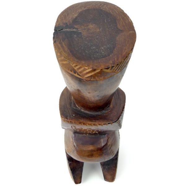 Tiki couronné polynésien de 1969 en bois de rose Miro à belle patine Bora Bora (dessus 3/4)