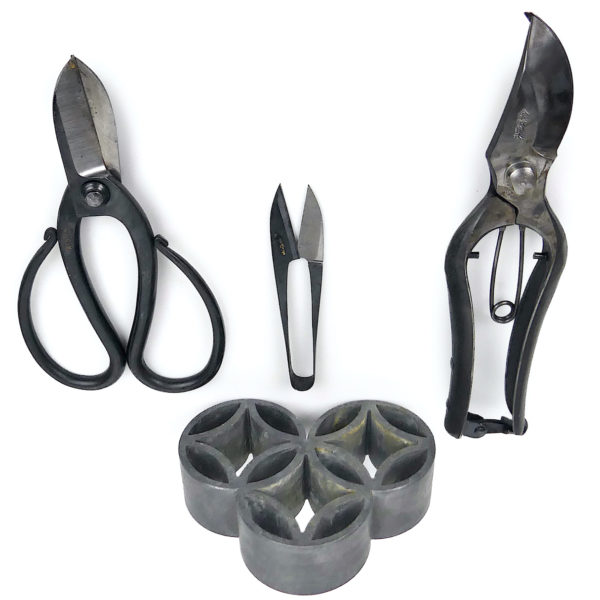 Outils ikebana japonais support et ciseaux signés Art floral Japon (dessus)