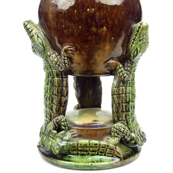 Vase aux crocodiles ancien signé en céramique verte et brune Art nouveau (détail)