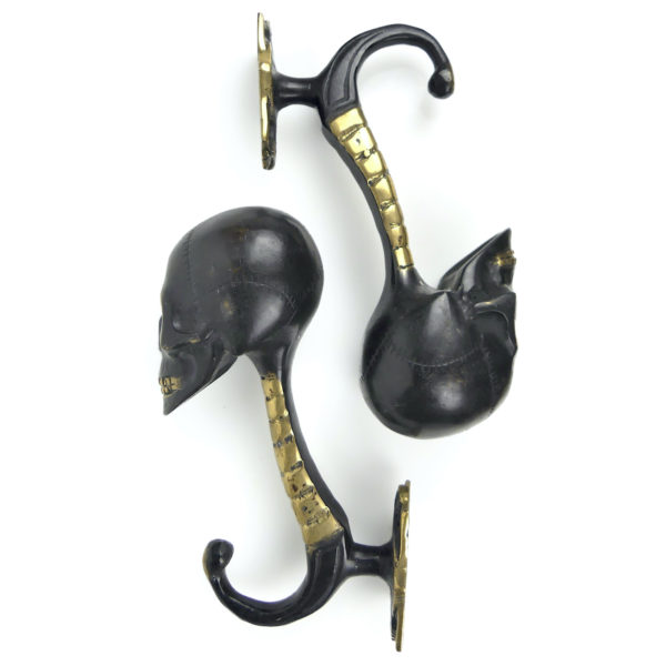 Deux patères Skull tête de mort et crochet en laiton à patine noir Curiosités (profil)