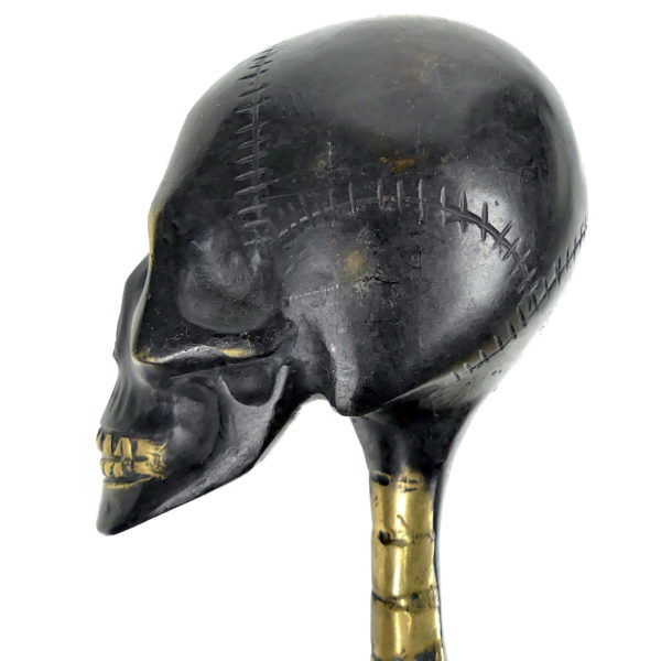 Deux patères Skull tête de mort et crochet en laiton à patine noir Curiosités (détail)