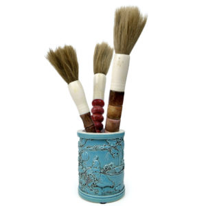 Pot chinois turquoise en céramique et 3 grands pinceaux de calligraphie (face)