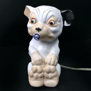 Veilleuse Bonzo chiot à la tétine en porcelaine du début XXe Allemagne (face)