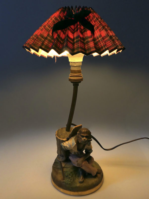 Lampe de table Singe fumant en céramique peinte Lampe ancienne de collection (dessus 3/4 allumée)