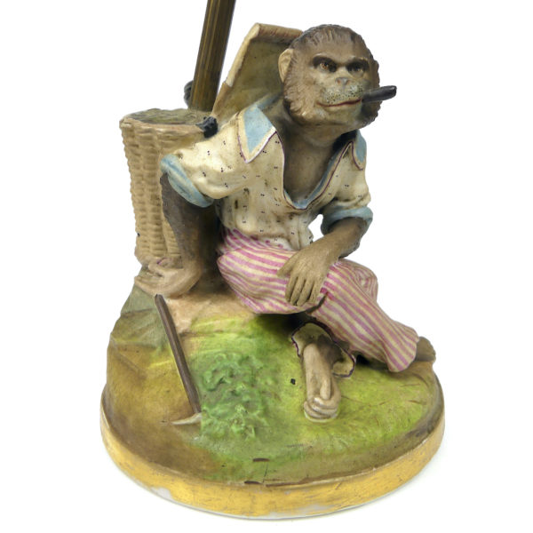 Lampe de table Singe fumant en céramique peinte Lampe ancienne de collection (face)