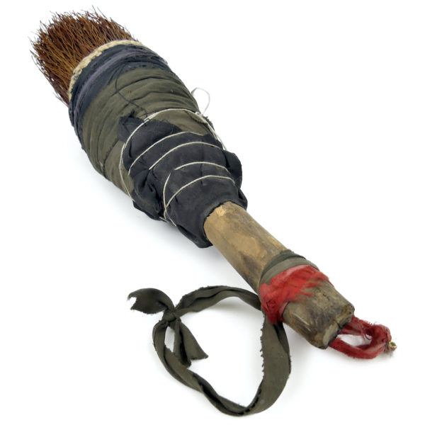 Pinceau brosse chinois ancien sur socle métallique noir Calligraphie chinoise (dessus 3/4)