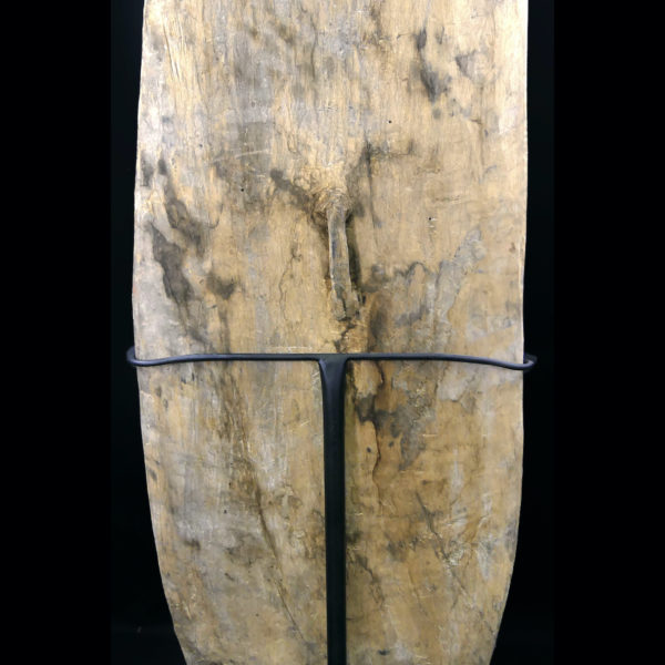 Grand bouclier Asmat en bois peint sur socle Irian Jaya Papouasie-occidentale (détail)