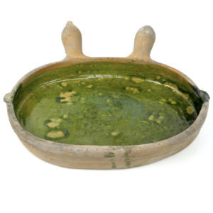 Lèchefrite Saintongeais ancien vernissé vert Poterie de Saintonge XIXe (face)