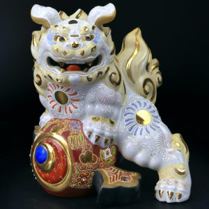 Lion gardien Shi blanc et or en porcelaine japonaise signée Période Shōwa (face)
