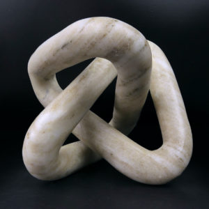 Sculpture nœud de trèfle La Course des Particules en marbre