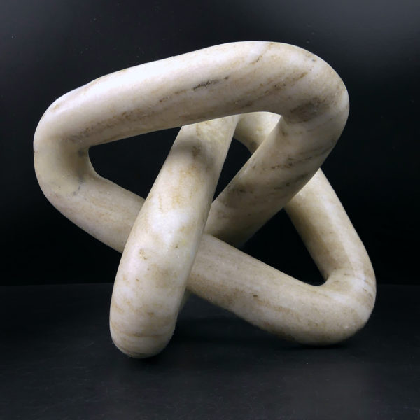 Sculpture nœud de trèfle La Course des Particules en marbre