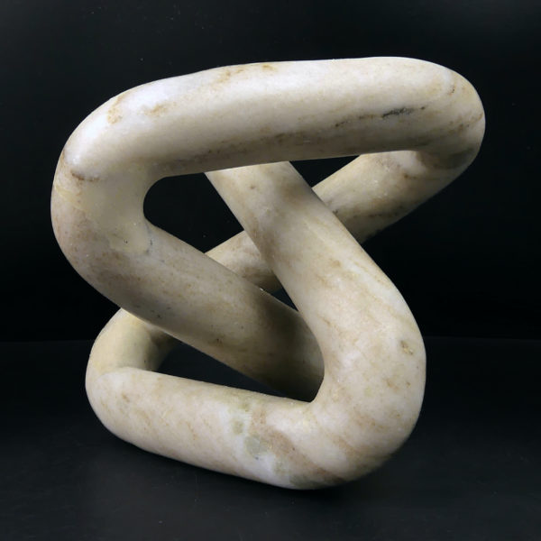 Sculpture nœud de trèfle La Course des Particules en marbre