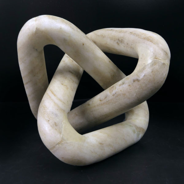 Sculpture nœud de trèfle La Course des Particules en marbre