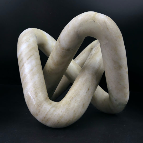 Sculpture nœud de trèfle La Course des Particules en marbre