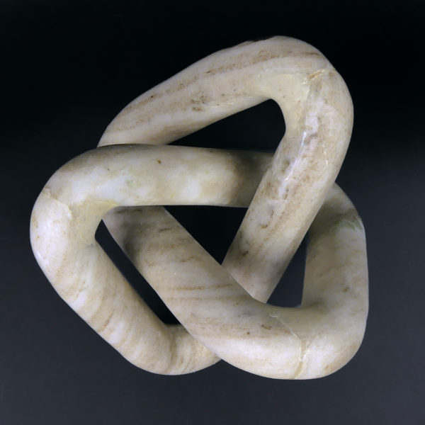 Sculpture nœud de trèfle La Course des Particules en marbre