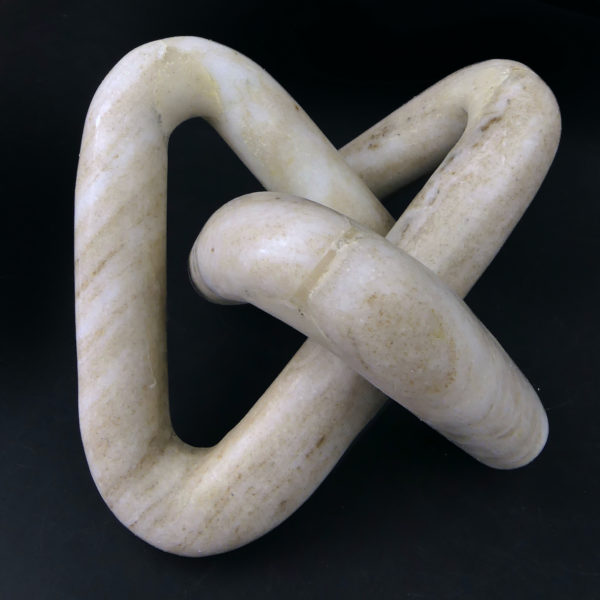 Sculpture nœud de trèfle La Course des Particules en marbre