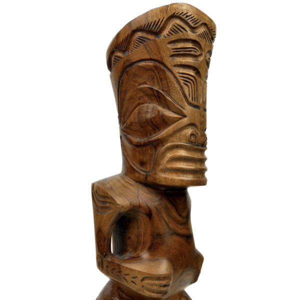 Tiki tahitien couronné en bois de rose d’Océanie à belle patine Polynésie (détail)