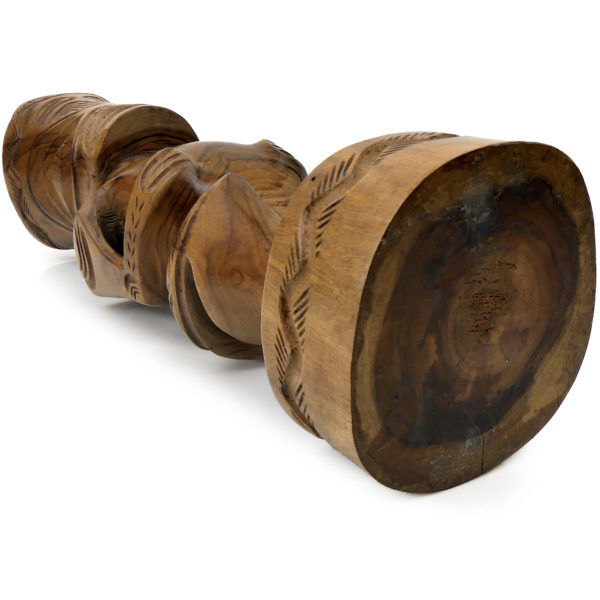 Tiki tahitien couronné en bois de rose d’Océanie à belle patine Polynésie (dessous 3/4)