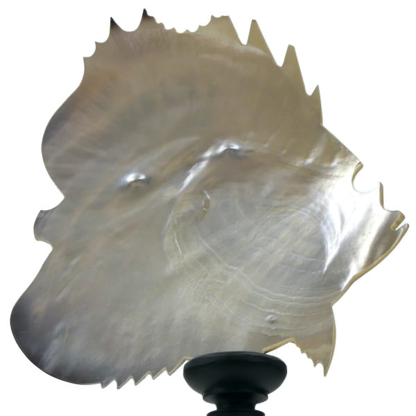 Nacre poisson tropical aux 2 petits mabé sur pied en bois tourné noir (dos)