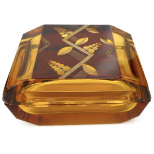 Petite bonbonnière Art Déco gravée en cristal ambré Début XXe Allemagne (profil 3/4)