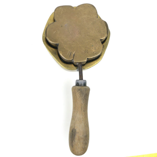 Fer à beignets ancien en bronze laiton et bois - Moule à gaufrettes Fin du XIXe (dessus)