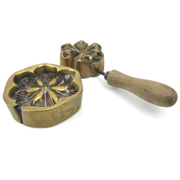 Fer à beignets ancien en bronze laiton et bois - Moule à gaufrettes Fin du XIXe (3/4)