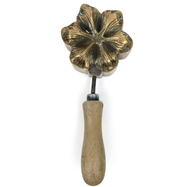 Fer à beignets ancien en bronze laiton et bois - Moule à gaufrettes Fin du XIXe (dessus)