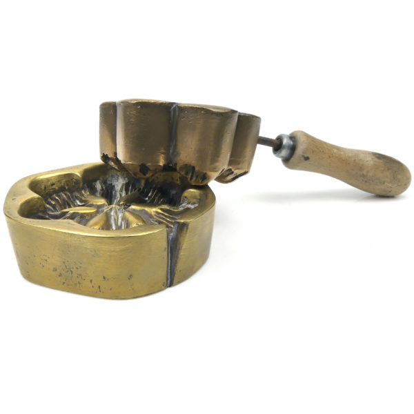 Fer à beignets ancien en bronze laiton et bois - Moule à gaufrettes Fin du XIXe (3/4)