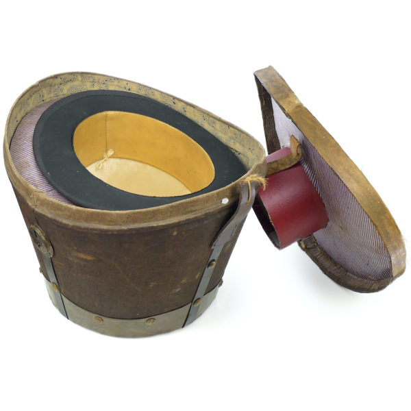 Boîte à chapeau ancienne de voyage et haut-de-forme BELLE JARDINIÈRE PARIS XIXe (dessus ouvert 3/4)