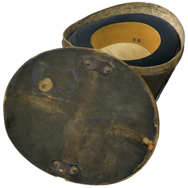 Boîte à chapeau ancienne de voyage et haut-de-forme BELLE JARDINIÈRE PARIS XIXe (dessus ouvert 3/4)
