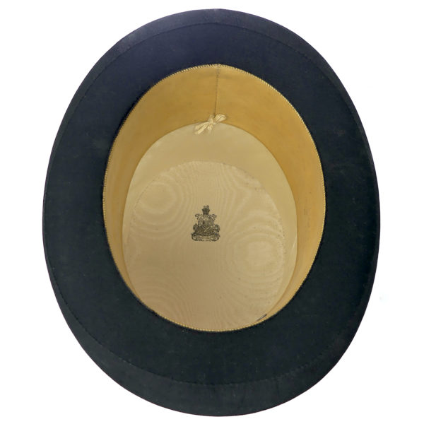 Boîte à chapeau ancienne de voyage et haut-de-forme BELLE JARDINIÈRE PARIS XIXe (dessus)