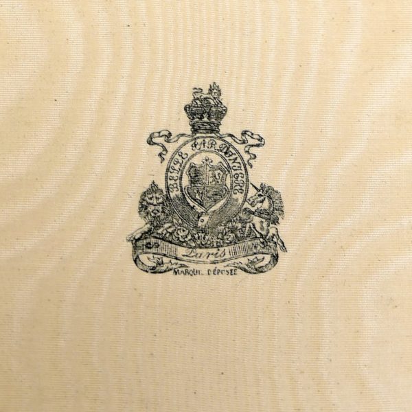 Boîte à chapeau ancienne de voyage et haut-de-forme BELLE JARDINIÈRE PARIS XIXe (détail)