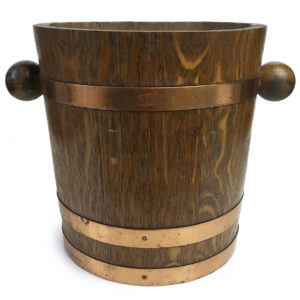 Seau à glace rustique en bois cerclé de cuivre riveté marqué Ph Foulon MOF 1955 (face)