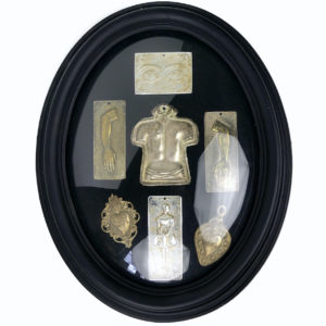 Ensemble de 7 offrandes votives anatomiques sous verre bombé Ex-voto (face)