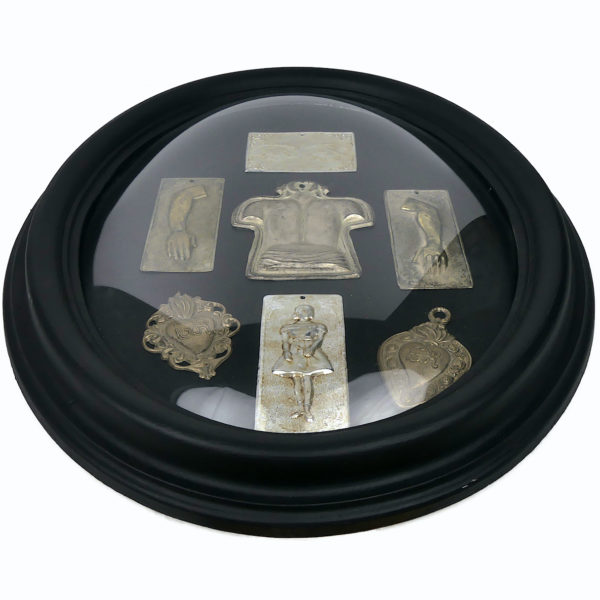 Ensemble de 7 offrandes votives anatomiques sous verre bombé Ex-voto (dessous 3/4)