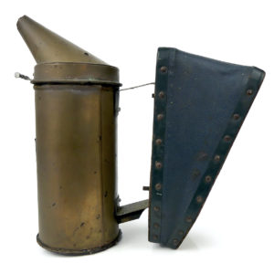 Enfumoir à abeilles ancien en cuivre bois et cuir Apiculture (profil)