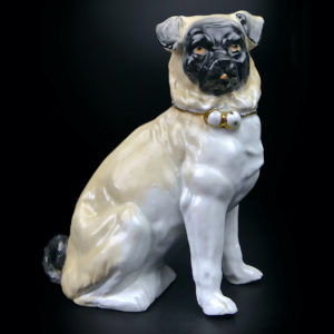 Carlin en porcelaine chien assis au collier doré à 2 grelots Déco Rétro (face)