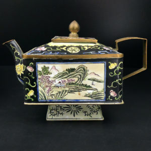 Petite théière chinoise Canton cuivre émaillé peint Yangcai Famille Noire XIXe (profil)