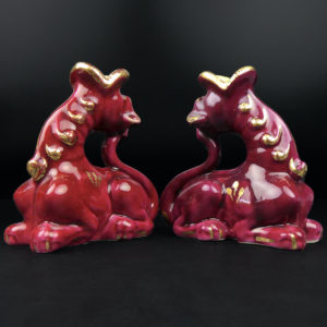 Paire de chandeliers chimères Longwy en céramique émaillée rouge et or Art Déco (3/4)